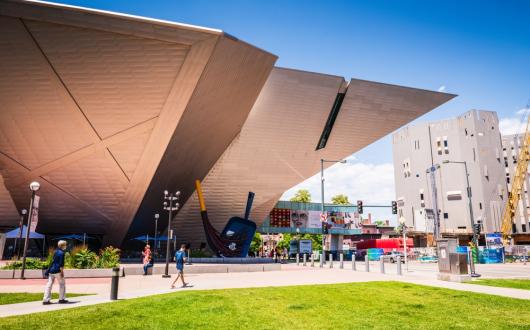 edificio frederic c hamilton del denver art museum (colorado, stati uniti)