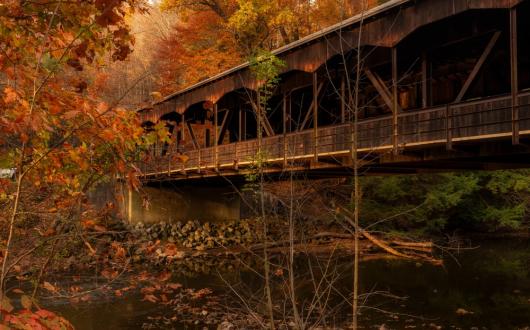 mohican covered bridge in autunno (ohio, stati uniti)