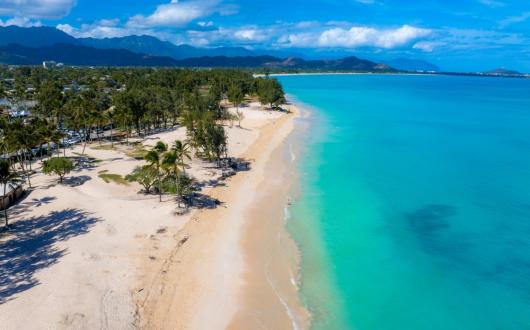 una spiaggia bianca sull'isola di oahu (hawaii, stati uniti)