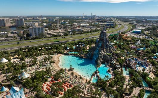 vista aerea del parco acquatico universal's volcano bay di orlando (florida, stati uniti)
