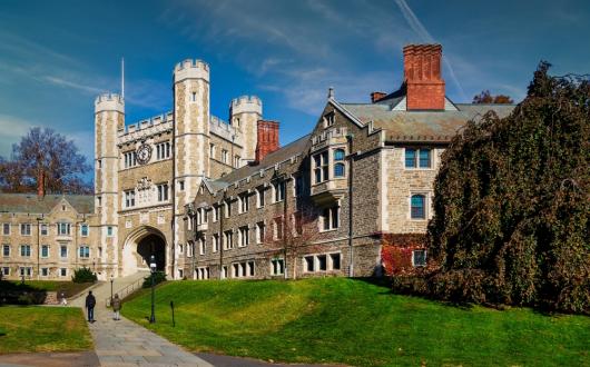 edificio storico blair hall nel campus della princeton university (new jersey, stati uniti)