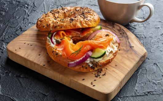 bagel salato farcito con salmone affumicato