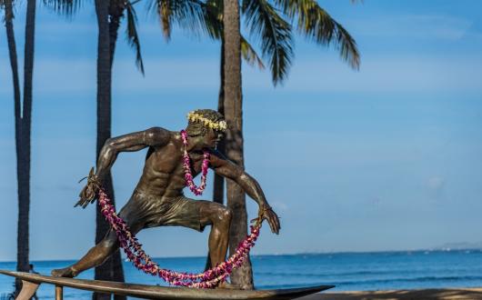 statua di bronzo di duke kahanamoku a waikiki (hawaii, stati uniti)