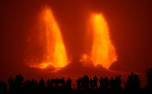 eruzione vulcanica al volcanoes national park a big island (hawaii, stati uniti)