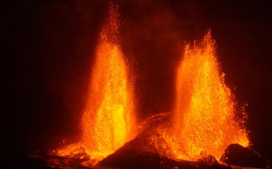 eruzione vulcanica al volcanoes national park a big island (hawaii, stati uniti)