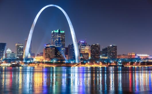 skyline serale di st louis con il gateway arch (missouri, stati uniti)