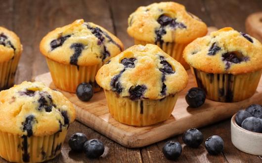 vassoio con muffin ai mirtilli