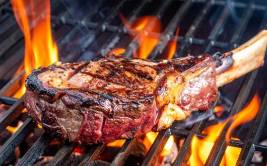 carne con osso in cottura alla brace su griglia