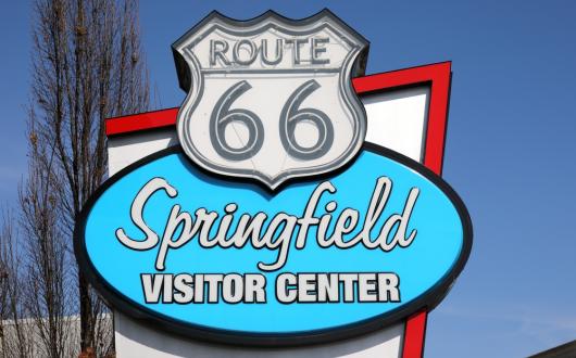 insegna della route 66 e dello springfield visitor center (missouri, stati uniti)