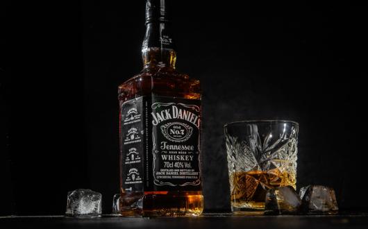 bicchiere di whiskey e bottiglia di jack daniel's