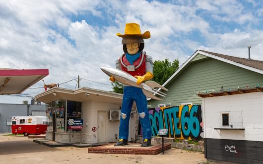 statua di buck atom's a tulsa lungo la route 66 (oklahoma, stati uniti)