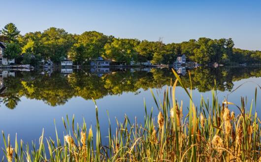 case sulle sponde di un fiume (massachusetts, stati uniti)