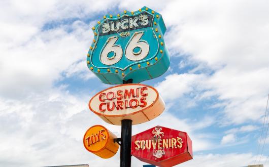 insegna del buck's cosmic curios lungo la route 66 (oklahoma, stati uniti)
