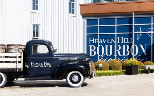 camioncino storico con botti di bourbon