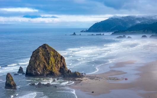 haystack rock a cannon beach vista dall'alto (oregon, stati uniti)