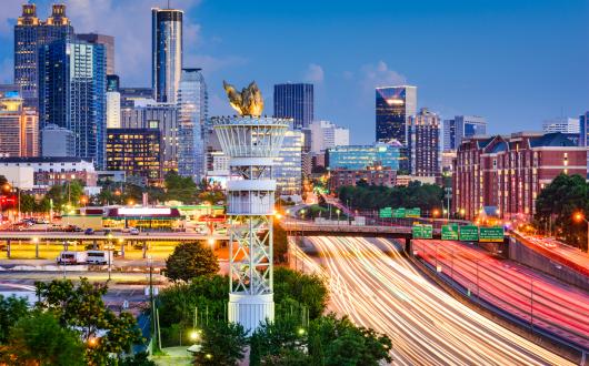 skyline del centro di atlanta con il monumento dei giochi olimpici del 1996 (georgia, stati uniti)