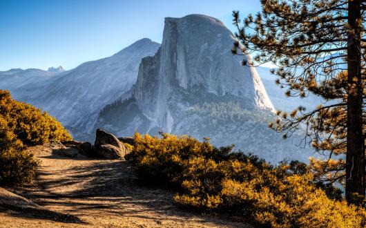 vista panoramica dell'half dome nello yosemite national park (california, stati uniti)