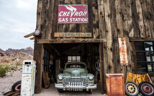 storica stazione di servizio chevron in una ghost town (nevada, stati uniti)