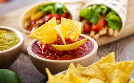 nachos con salsa piccante e fajitas