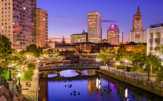 fiume e skyline serale di providence (rhode island, stati uniti)