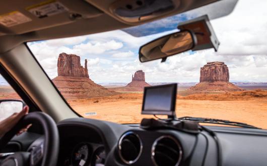 monument valley vista dall'interno di un'auto (arizona, stati uniti)