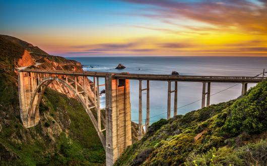 bixby bridge al tramonto sulla costa di big sur (california, stati uniti)