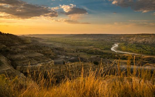 vista panoramica del north dakota al tramonto (north dakota, stati uniti)