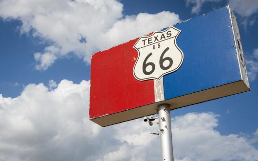 cartello della route 66 sotto i cieli del texas (texas, stati uniti)