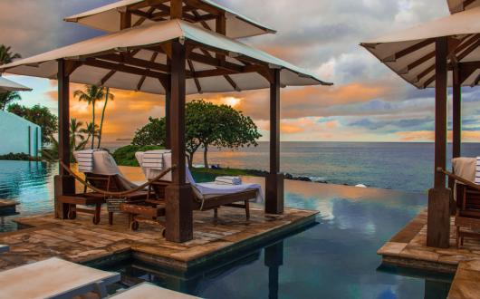 resort di lusso al tramonto a maui (hawaii, stati uniti)