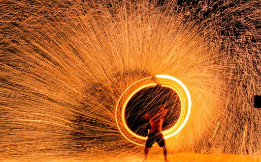 artista al burning man festival nel deserto del nevada