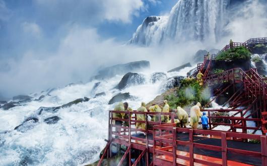 turisti su passerella sotto le cascate del niagara (new york, stati uniti)