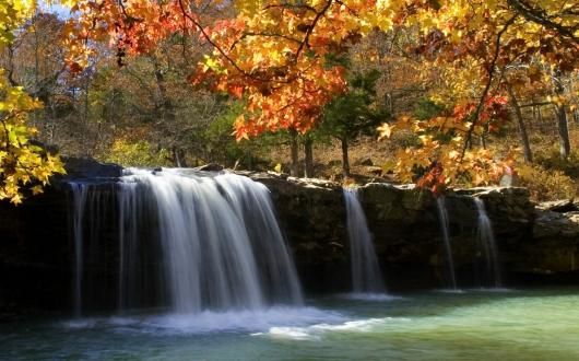 cascate nelle ozark mountains in autunno (missouri, stati uniti)