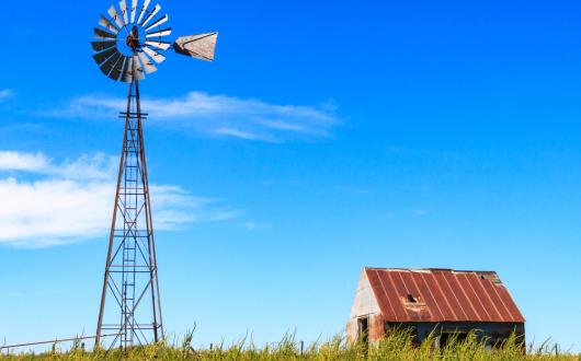 capanna e mulino a vento americano in kansas (kansas, stati uniti)
