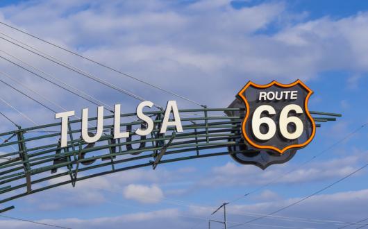 insegna della route 66 e tulsa (oklahoma, stati uniti)
