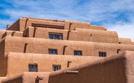 tipiche costruzioni in stile adobe (new mexico, stati uniti)