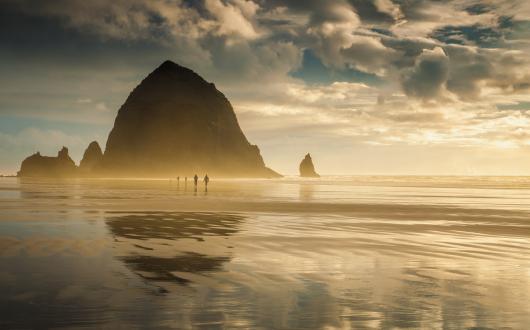 haystack rock a cannon beach durante la bassa marea (oregon, stati uniti)