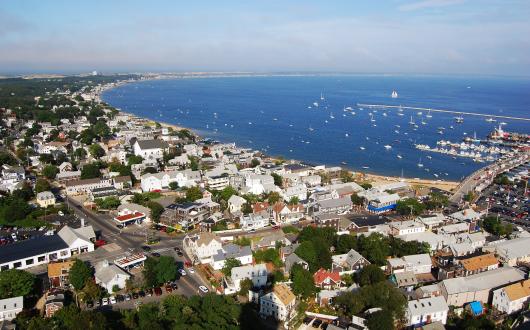 vista panoramica dall'alto di provincetown sulla penisola di cape cod (massachusetts, stati uniti)