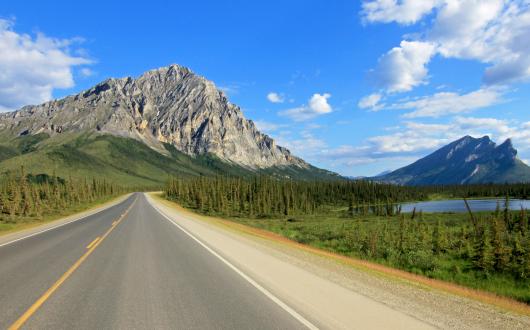 strada panoramica verso fairbanks (alaska, stati uniti)
