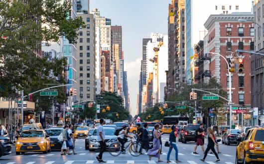 pedoni attraversano un incrocio a new york (new york, stati uniti)