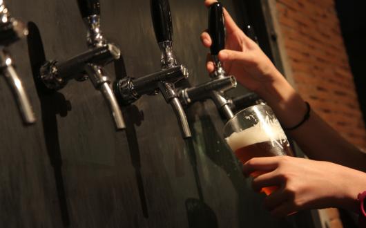 spillatori di birra artigianale e boccale di birra