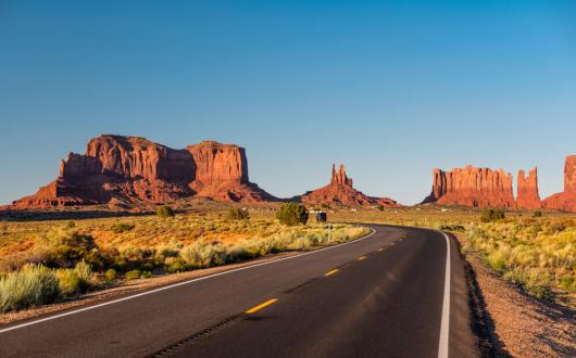 strada panoramica verso la monument valley (arizona, stati uniti)