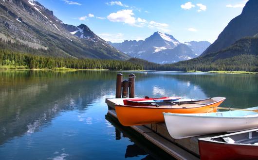 canoe su un lago al glacier national park (montana, stati uniti)
