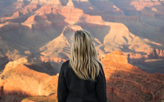 ragazza ammira il panorama del grand canyon national park (arizona, stati uniti)