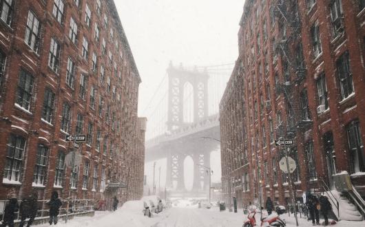 il manhattan bridge visto da dumbo in una giornata di neve (new york, stati uniti)