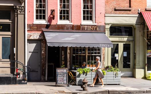ragazza cammina di fronte ad un caffè di tribeca (new york, stati uniti)