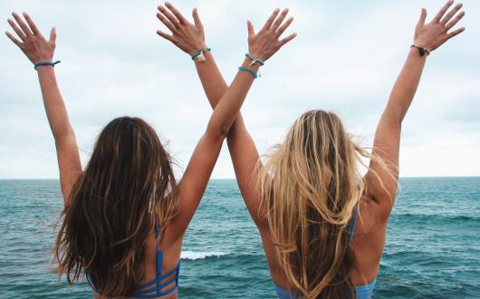 due ragazze che guardano l'oceano pacifico (california, stati uniti)