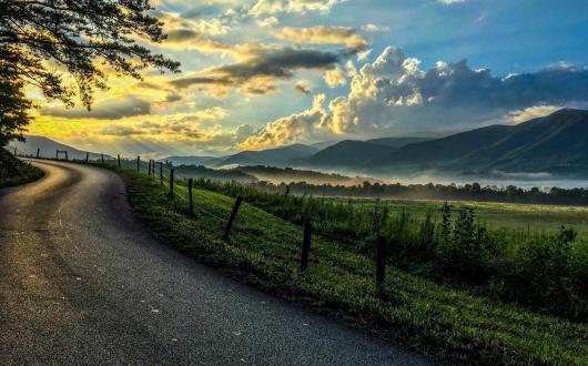 veduta di cades cove nel great smoky mountains national park (north carolina, stati uniti)