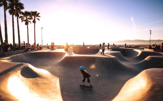 skaters sulle piste di santa monica al tramonto (california, stati uniti)