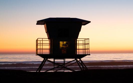 postazione di salvataggio sulla spiaggia di coronado island al tramonto (california, stati uniti)