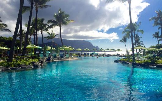 piscina ed ombrelloni di un resort sul mare a kauai (hawaii, stati uniti)